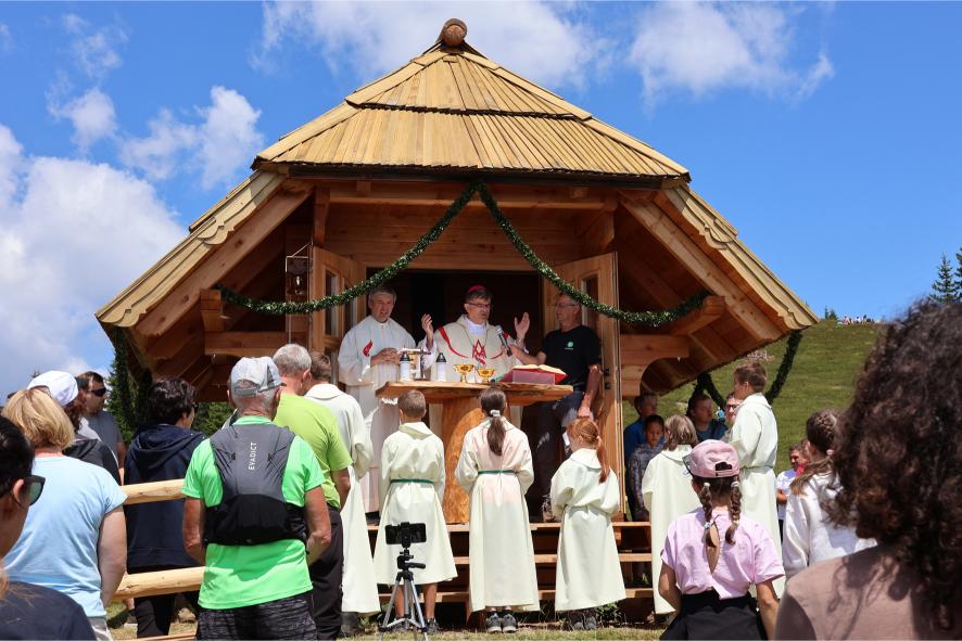 Blagoslov prenovljene kapele na Komnu in novega križa na Travniku